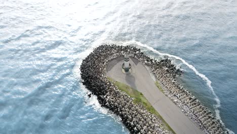 Cinematic-aerial-view-approaching-the-lighthouse-of-Farol-Do-Molhe-Da-Barra-De-Itajaí,-Santa-Catarina,-Brazil