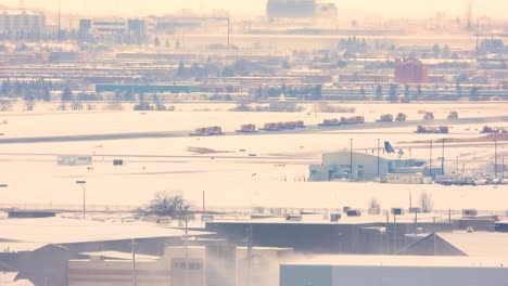 Quitanieves-Y-Tripulaciones-Quitando-Nieve-De-La-Pista-Del-Aeropuerto-De-Toronto,-Canadá