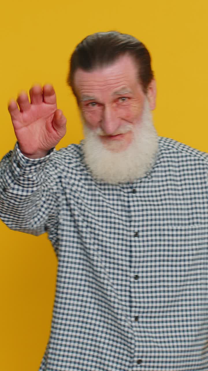 anciano feliz sonriendo amistosamente agitando las manos haciendo gestos saludos saludos o despedida invitación a la reunión