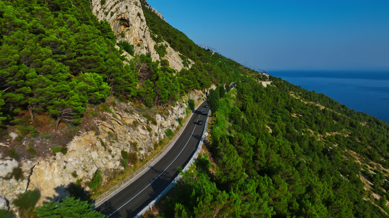 크로아티아 마카르스카 리비에라 해안의 도로 8에 있는 자동차의 드론 촬영