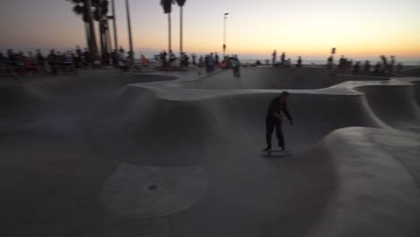 skater en el parque de patinaje de venice beach