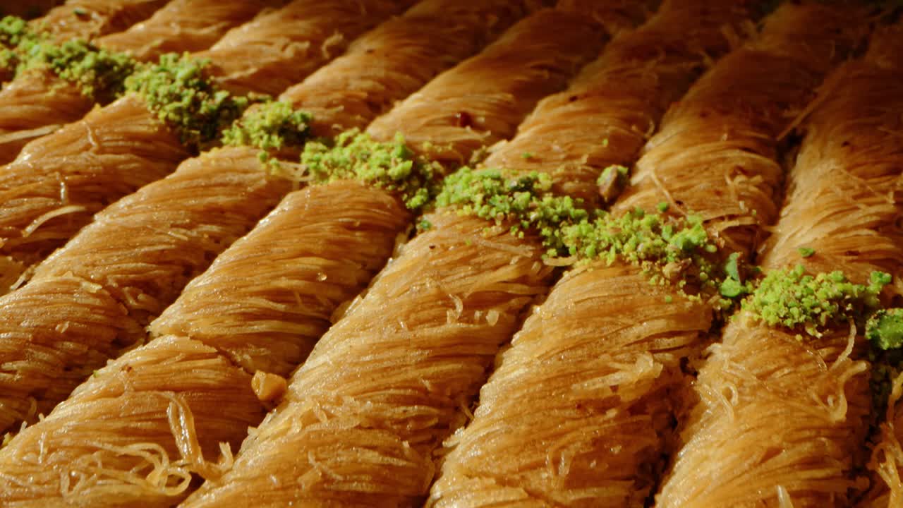 baklava postre tradicional turco servido en una bandeja