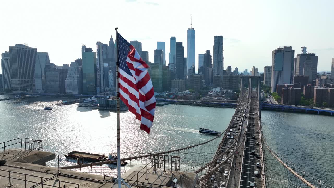 Bandiera americana che sventola in una giornata luminosa e soleggiata a New York City