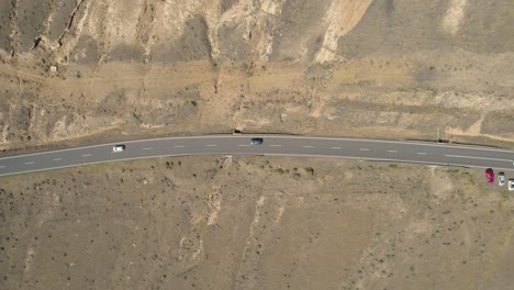 vista aérea superior sobre la carretera con el paso del tráfico, automóviles que se mueven a través del paisaje desértico, ubicación del paisaje de la isla volcánica, lanzarote, isla canaria