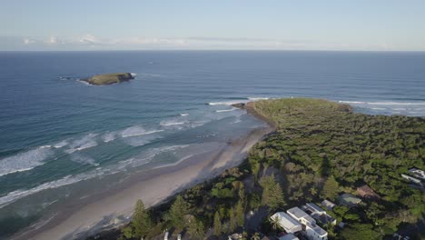 Vista-Aérea-De-Fingal-Head-Con-Cook-Island-En-El-Fondo-En-Nueva-Gales-Del-Sur,-Australia