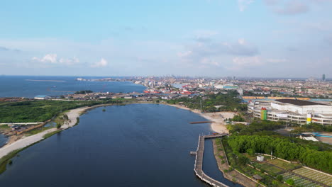 Ancol-Marina-Mit-Blick-Auf-Ost-Jakarta-Bei-Sonnenuntergang