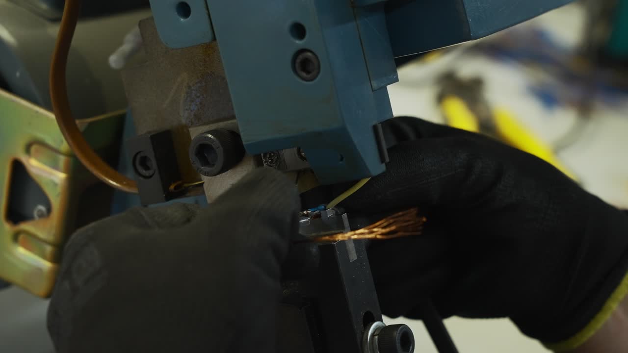 Tecnico che collega i cavi a una macchina