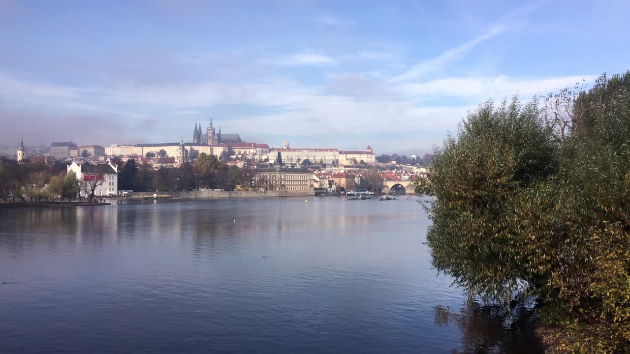 Paesaggio della città di Praga, il Castello di Praga e il fiume Moldava in una mattinata autunnale nebbiosa.