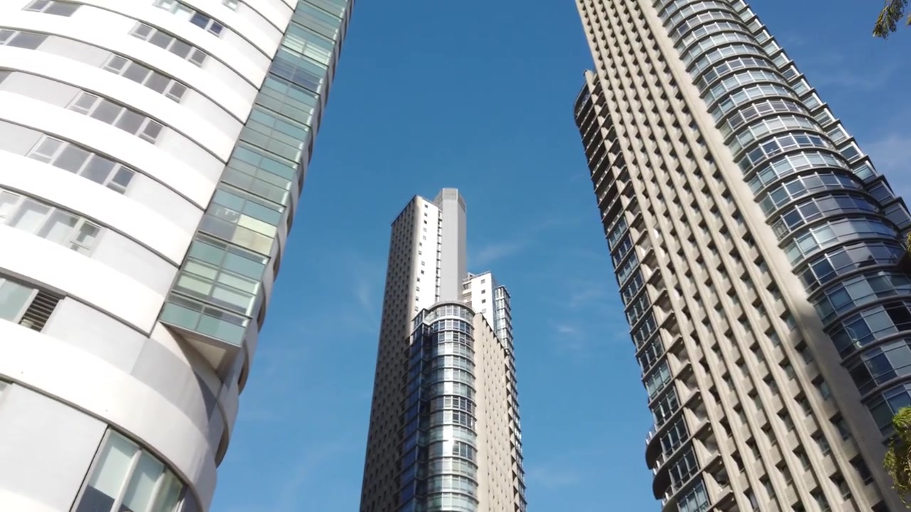 Panoramica dal basso di grattacieli di lusso e architettura moderna a Puerto Madero, Buenos Aires.