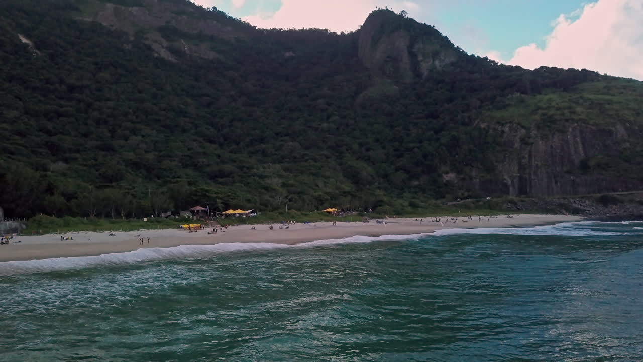 Vista aerea di persone su una spiaggia a nord di Rio de Janeiro, Brasile.