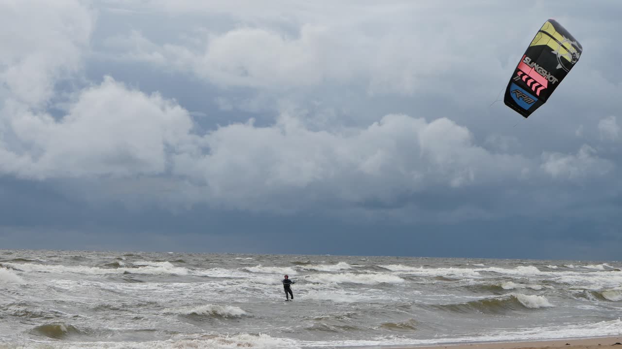 해질녘 뇌우 동안 바다에서 파도