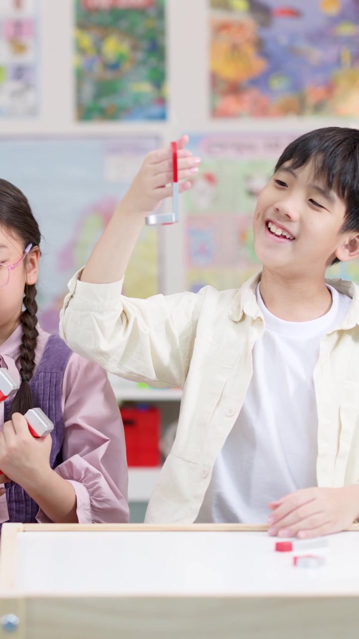 체험형 STEM 교실 활동에서 알록달록한 자석으로 실험하는 초등학생 그룹의 모습 (고정 카메라).