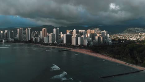 Aerial-drone-footage-of-Honolulu,-Hawaii