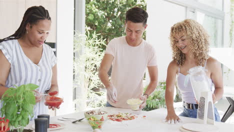 Junge-Asiatische-Männer-Und-Frauen-Mit-Gemischter-Abstammung-Kochen-Gerne-Zusammen-Zu-Hause-Und-Machen-Pizza