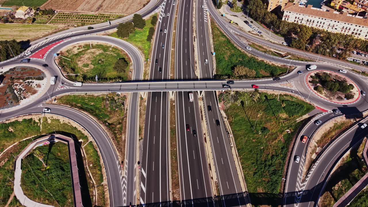 Strade e flusso del traffico in Spagna in un incrocio trafficato alla luce del giorno
