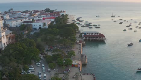 incline hacia arriba desde el paseo marítimo hasta la vista al mar