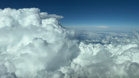 volando serenamente a través de un cielo turbulento un montón de enormes nubes de tormenta
