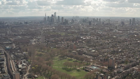 Toma-Aérea-Del-Centro-De-Londres-Desde-Londonfields-Park-Hackney