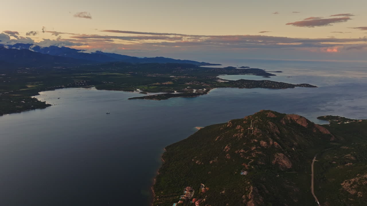 Zdjęcie z drona wybrzeża Porto Vecchio w południowej Korsyce (Francja). Złota godzina o zachodzie słońca, ciepłe, kolorowe niebo