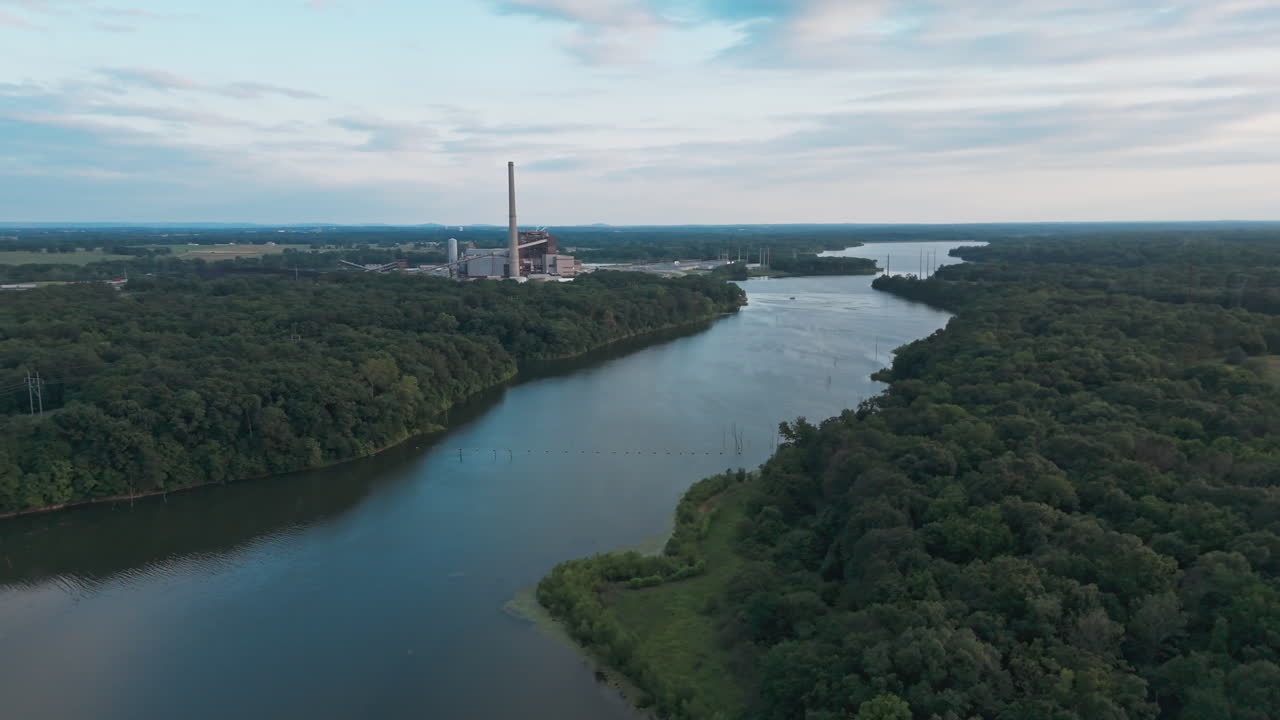 Luftfoto af Lake Flint Creek med udsigt over Flint Creek-kraftværket i Gentry, Arkansas, USA. Billedet zoomer ud