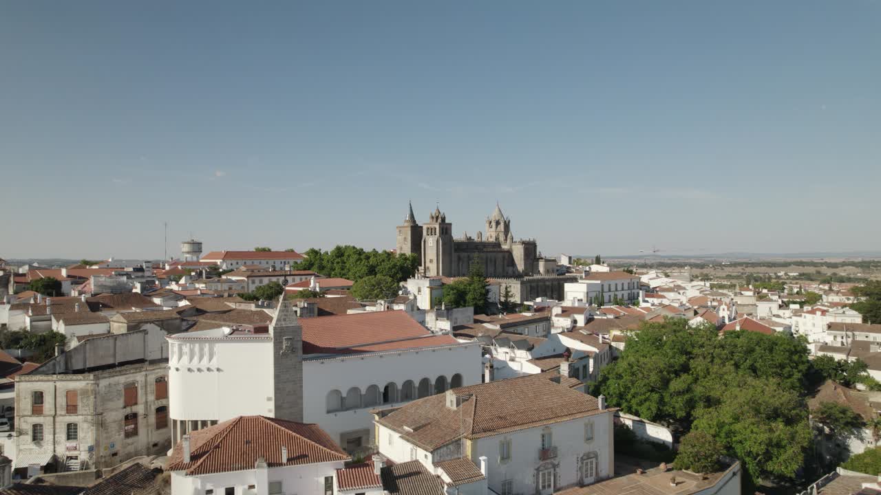 panorama aéreo catedral de évora en la distancia, paisaje urbano - alentejo