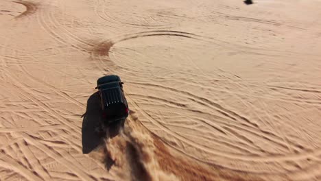 Clip-De-Drone-Fpv-En-Cámara-Lenta-De-Un-Coche-Todoterreno-En-El-Desierto