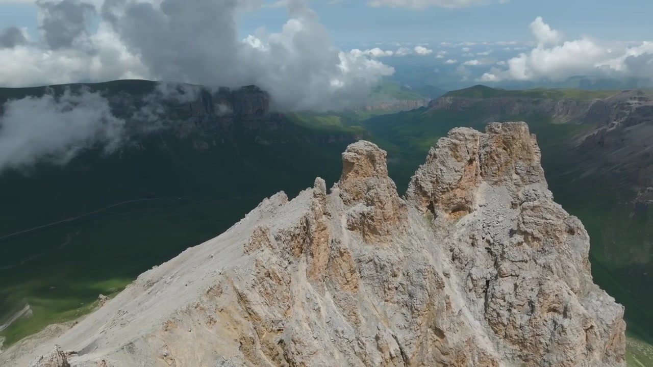 Filmato drone di aspre scogliere calcaree e della cresta montuosa affilata del Monte Naudzhidza sopra valli verdi e nuvole spettacolari in Cabardino-Balcaria, Russia