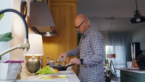 hombre cocinando en una cocina moderna