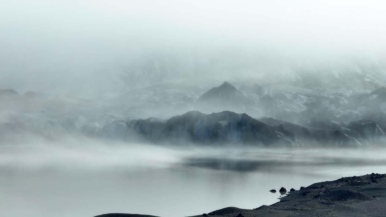 아이슬란드 남부의 솔헤이마요쿨 빙하 위에 흐린 안개 하늘