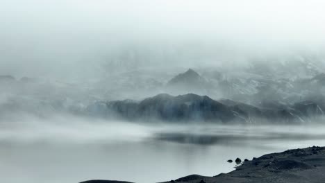 Cielo-Nublado-Y-Brumoso-Sobre-El-Glaciar-Solheimajokull-En-El-Sur-De-Islandia