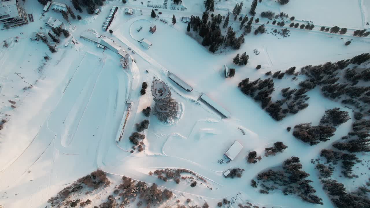 вид сверху вниз на башню татрас в высокой татре, словакия, снежный пейзаж