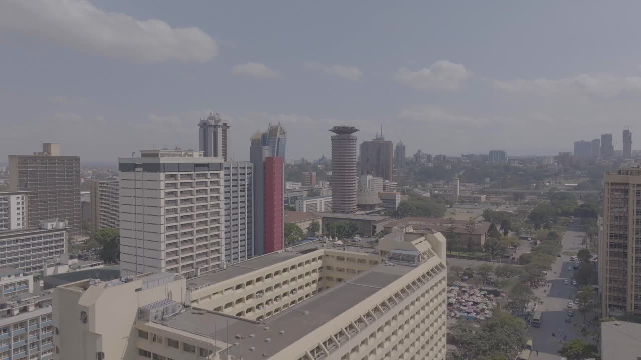 Riprese aeree con drone del KICC nel quartiere centrale degli affari di Nairobi con altri grattacieli