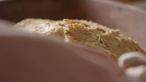 horneado: delicioso pan de masa fermentada recién horneado, primer plano en cámara lenta