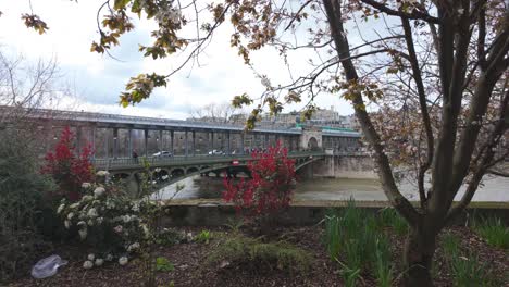 Wunderschöne-Aussicht-Auf-Die-U-Bahn-Im-Freien-In-Der-Nähe-Des-Eiffelturms-In-Paris