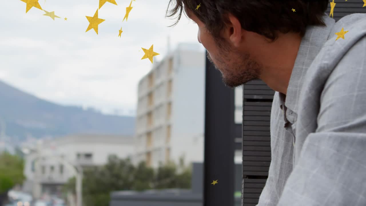Una ripresa che rivela un uomo appoggiato a un balcone, con stelle dorate che fluttuano sul viso, muovendo le mani e osservando in cerca di annunci.