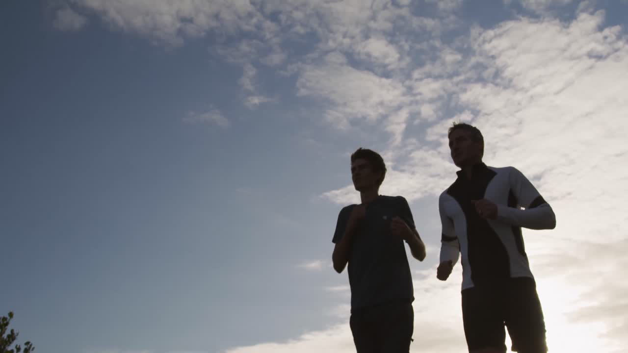 아버지 와 젊은 성인 아들 이 함께 야외 활동 을 즐기고 있다