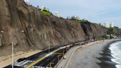 Boom-Job-Down-4k-Video-Aéreo-De-La-Costa-De-Miraflores-En-Lima,-Perú,-En-Un-Día-Soleado-De-Verano