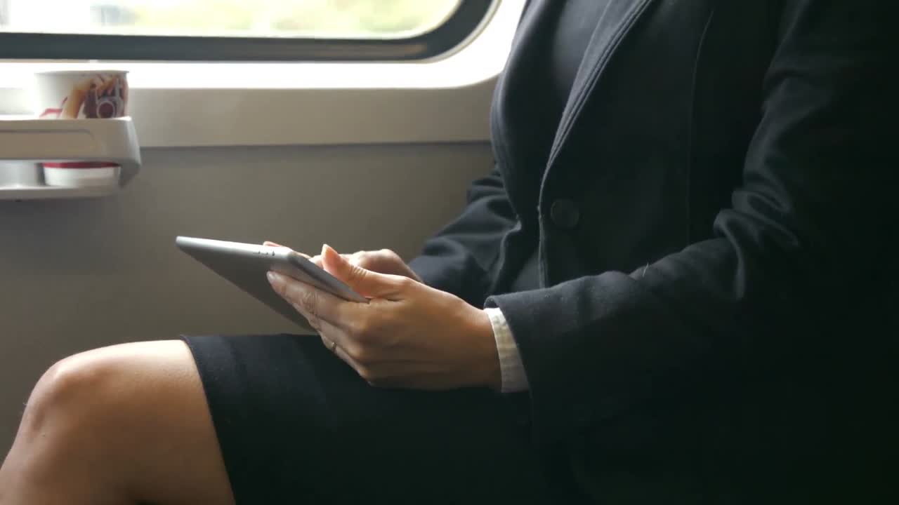 mujer de negocios usando su tableta en el tren