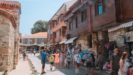 la gente camina por las calles adoquinadas de la antigua nessebar.