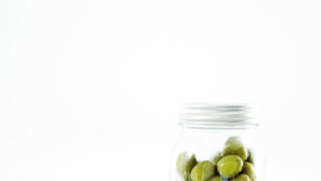 frasco de aceitunas en vinagre en aceite de oliva
