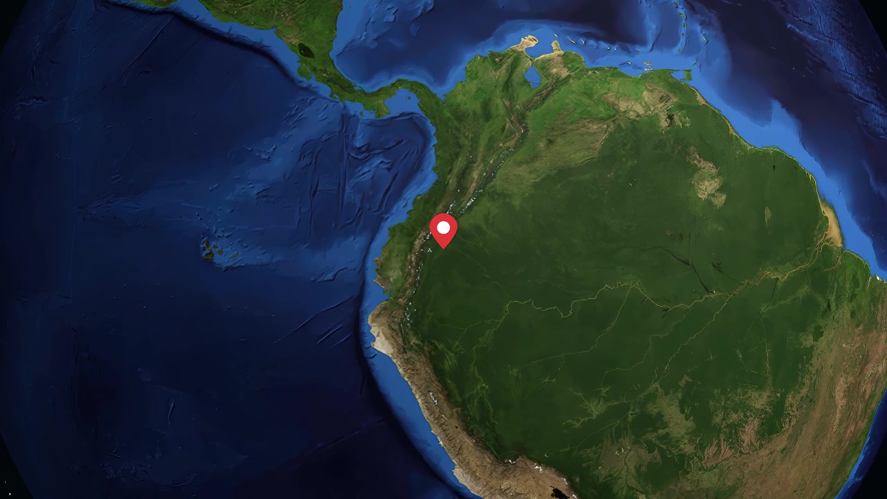 Globo digitale che ruota e zooma sul Sud America, evidenziando Coca, Ecuador con una sovrapposizione di testo informativo.