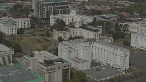 montgomery alabama aerial v14 vista de ojo de pájaro en la parte trasera del edificio del capitolio que se eleva hasta el hermoso paisaje del centro de la ciudad con el río y la base de la fuerza aérea en el fondo - dji inspire 2, x7, 6k - marzo 2020