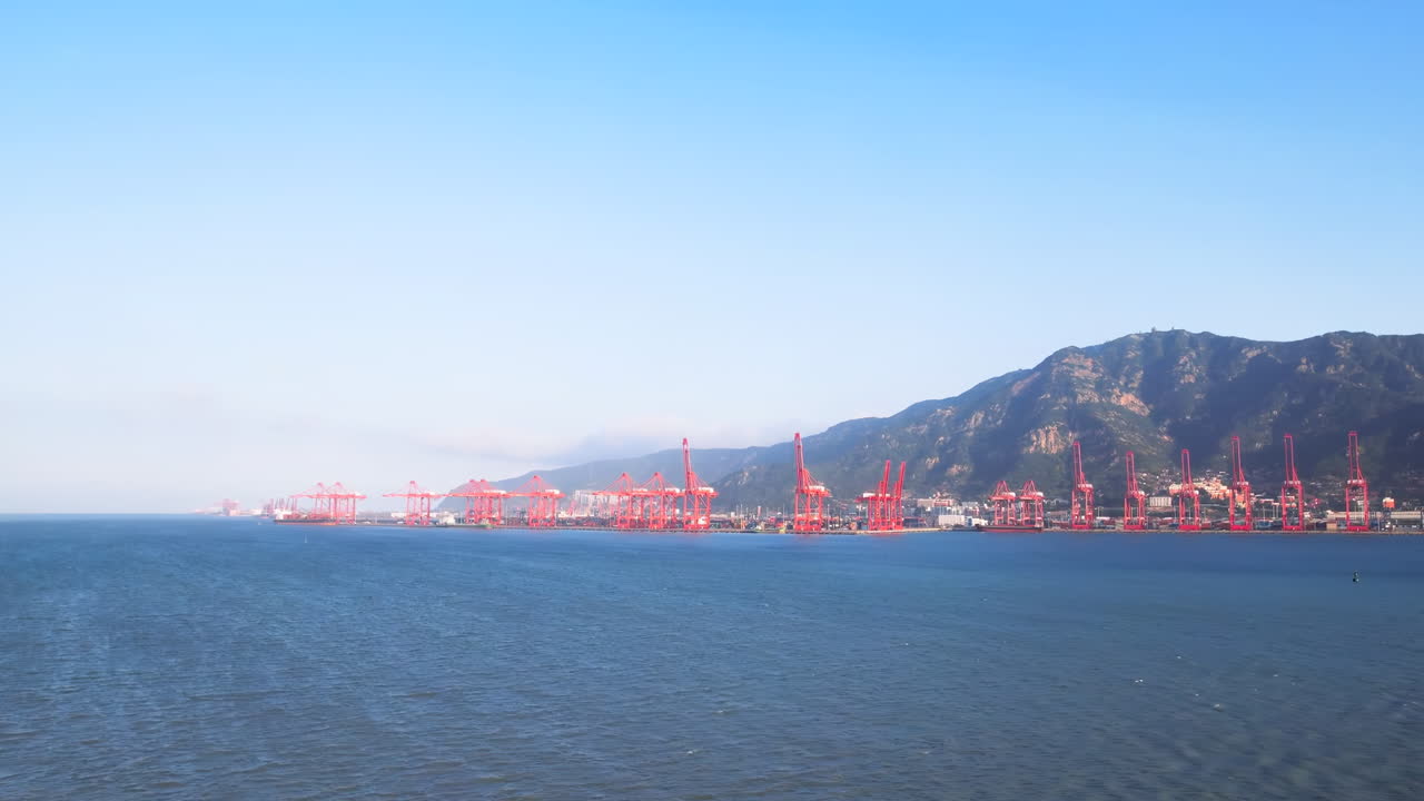 항구 산업 구역에서 화물 컨테이너 운송 선박과 크레인의 새의 시각, 해가 지는 실루