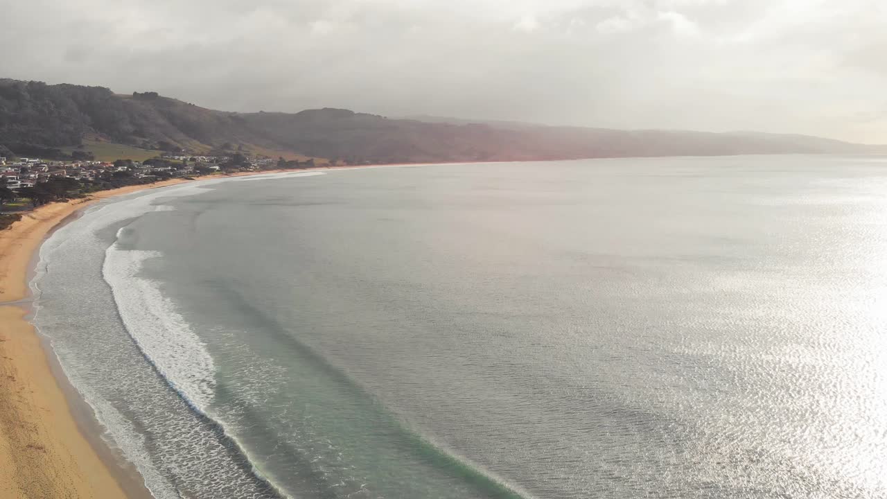 olas suaves en la mágica playa de arena de la bahía de pennington, sur de australia