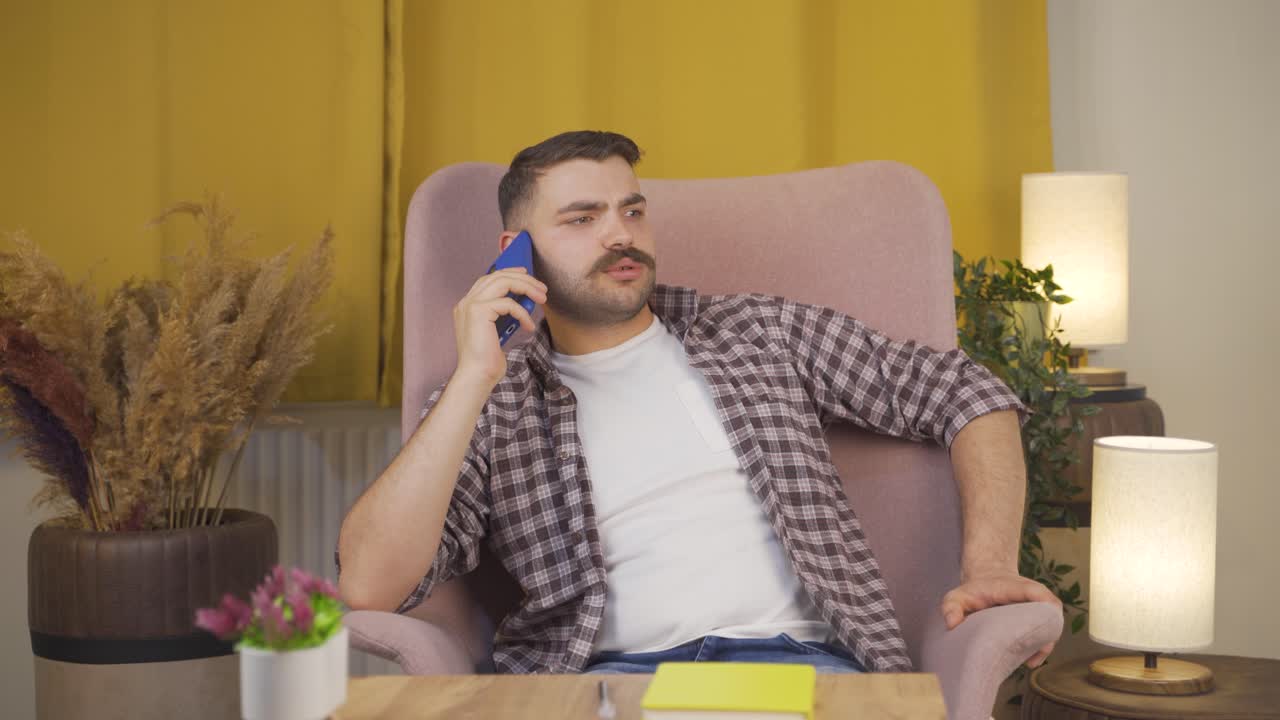 un hombre infeliz viviendo pobre.