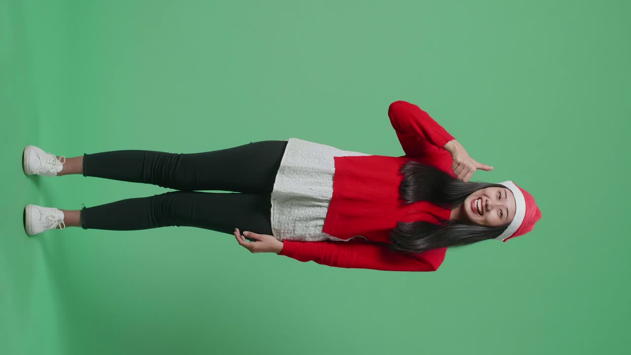 크리스마스 의상을 입은 여성이 엄지손가락을 올리고 있습니다.