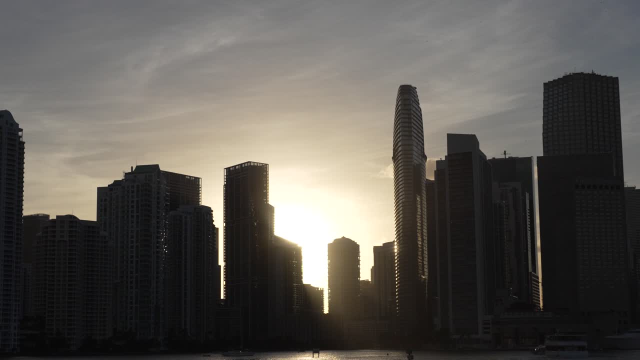 El sol estallando a través del horizonte de Miami al atardecer.