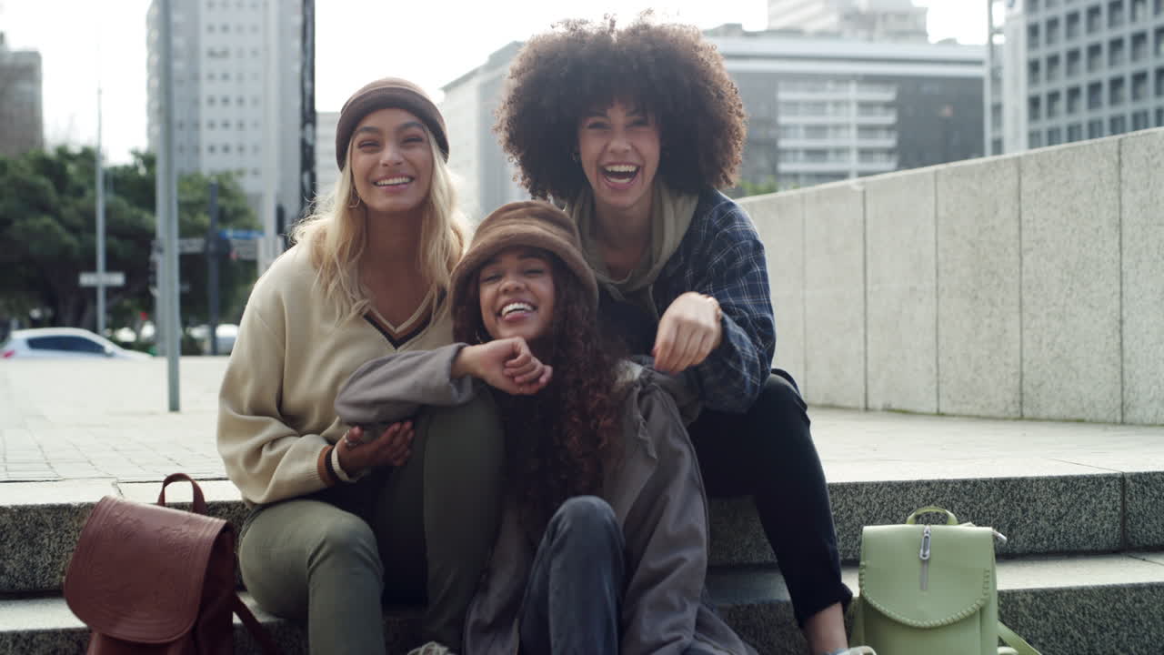 un grupo de amigos pasando el rato en la ciudad