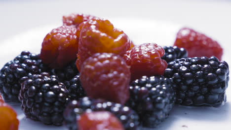 Zeitlupe-Verschiedener-Beeren,-Die-Auf-Wasser-Fallen-4