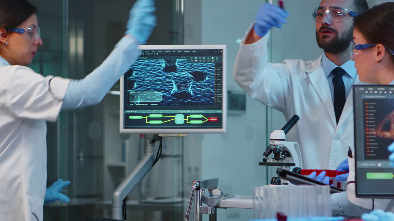 equipo de científicos que realizan investigaciones biológicas bajo el microscopio